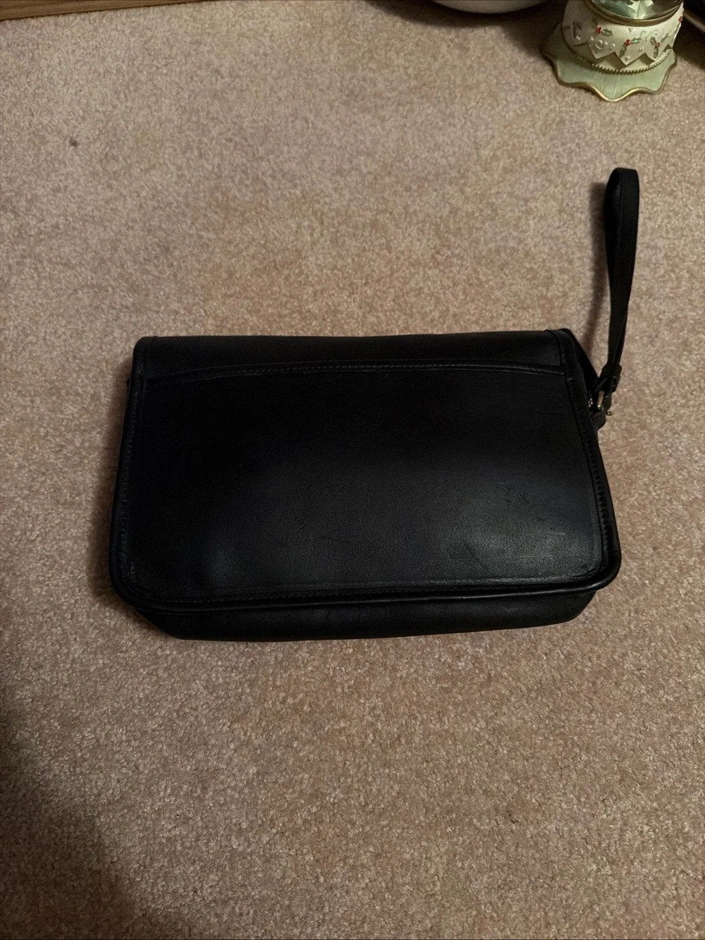 NWOT vintage black leather Coach wristlet features a classic a detachable strap